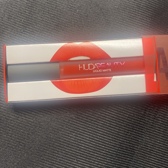 Huda beauty liquid Matt lipstick in alluring - Picture 3 of 4